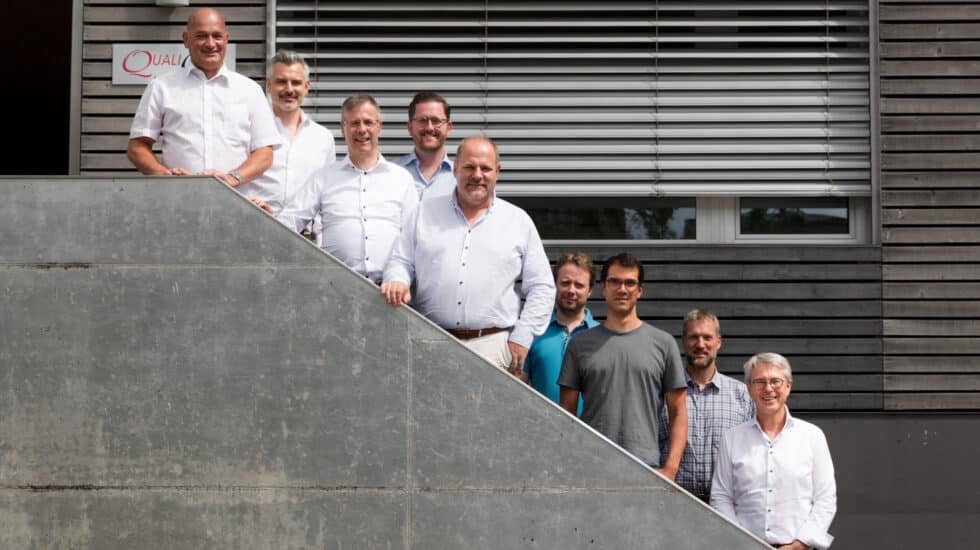 Gruppe mit verantwortliche Personen von Qualicasa und Wüest Partner vor dem Qualicasabüro